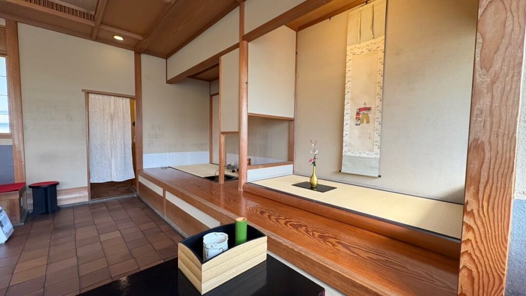 四日市 泗翠庵 立礼席の室内 掛け軸 お花