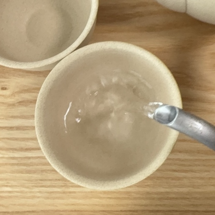 湯呑みに湯を注ぐ